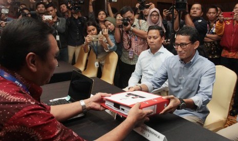 Cawapres nomor urut 02 Sandiaga Uno (kanan) dan Bendahara Badan Pemenangan Nasional (BPN) Prabowo-Sandi, Thomas Djiwandono (kedua kanan) menyerahkan Laporan Penyelengaraan, Penerimaan dan Pengeluaran Dana Kampanye (LPPDK) Pilpres 2019 di Jakarta, Kamis (2/5/2019). 