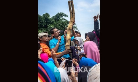 Cawapres nomor urut 02 Sandiaga Uno (kedua kiri) menerima cenderamata berupa bambu bercabang dua dari warga saat berkunjung di Demak, Jawa Tengah, Kamis (31/1/2019). 