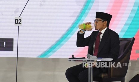 Cawapres nomor urut 02 Sandiaga Uno mengikuti Debat Capres Putaran Ketiga di Hotel Sultan, Jakarta, Ahad (17/3/2019). 