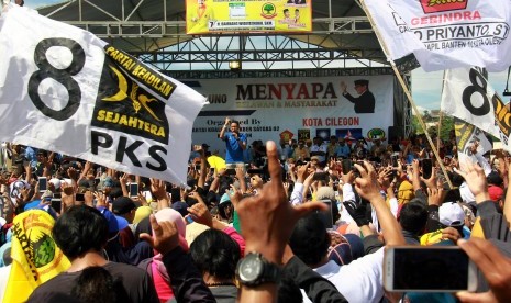 Cawapres nomor urut 02 Sandiaga Uno (tengah) berpidato dalam kampanye terbuka di Lapangan Jalan Lingkar Selatan, Cilegon, Banten, Sabtu (30/3/2019).