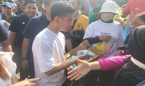 Cawapres nomor urut 2, Gibran Rakabuming Raka bagi-bagi susu di area CFD, Bundaran HI, Jakarta Pusat. Bawaslu mengatakan Gibran bagi-bagi susu di CFD tidak melanggar aturan kampanye.