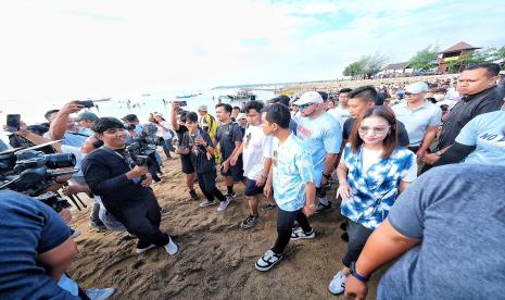 Cawapres nomor urut 2 Gibran Rakabuming Raka bersama istri Selvie Ananda mengikuti Wellness Tourism di pantai mertasari sanur, Bali, Sabtu (27/1/2024).