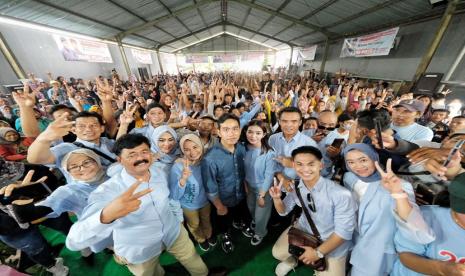 Cawapres nomor urut 2 Gibran Rakabuming Raka kampanye di Desa Watu Agung, Kecamatan Batu Retno, Wonogiri, Jawa Tengah, Selasa (23/1/2024). Kampanye di Wonogiri bertema Gibran Menyapa dan Mendengar. Ratusan orang hadir. Sesuai tema, dari kampanye ini Gibran ingin mendengar banyak aspirasi dari masyarakat.