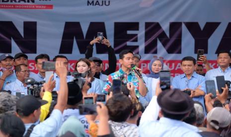 Cawapres nomor urut 2 Gibran Rakabuming Raka melanjutkan kampanye di Wonogiri dengan menemui masyarakat yang berkumpul di Desa Ngadirejo Kidul. Warga yang hadir di titik ketiga dalam kampanye di Wonogiri ini semakin banyak, diperkirakan mencapai seribuan.