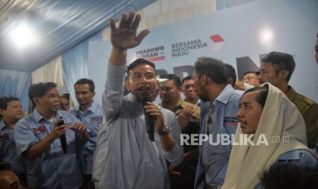 Cawapres nomor urut 2 Gibran Rakabuming Raka saat berkampanye dengan menyapa warga di Kawasan Penjaringan, Jakarta Utara, Jumat (1/12/2023). Dalam kesempatan tersebut Gibran kemudian membagikan susu dan buku tulis kepada anak-anak. Adapun kegiatan ini merupakan agenda kedua Gibran di Jakarta setelah menghadiri Rakornas Tim Kampanye Nasional (TKN) dan Tim Kampanye Daerah (TKD).