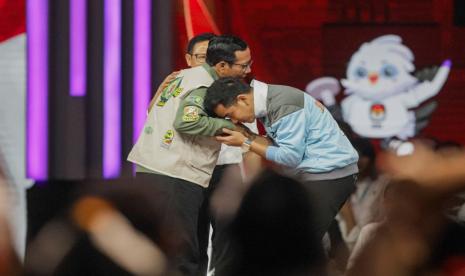 Cawapres nomor urut 2, Gibran Rakabuming Raka yang mencari-cari jawaban dari cawapres nomor urut 3, Mahfud MD.