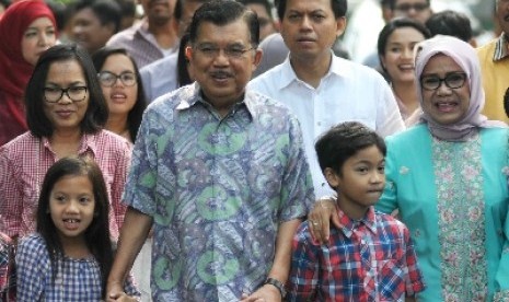 Cawapres nomor urut 2 Jusuf Kalla bersama keluarga menuju TPS untuk menggunakan hak pilih di TPS 003, Kebayoran Baru, Jakarta, Rabu (9/7). 