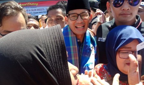 Vice presidential candidate number 02, Sandiaga Salahuddin Uno, visits Pasar Raya Padang, West Sumatra, Friday (Oct 19).