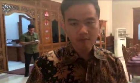 Cawapres nomor urut dua Gibran Rakabuming Raka. Cawapres terpilih, Gibran Rakabuming Raka sebut ada waktunya bahas susunan kabinet.