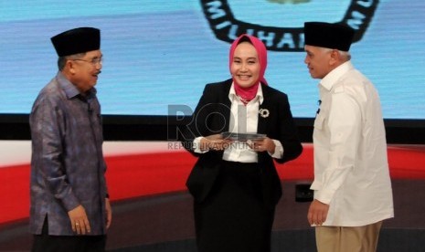 Cawapres Hatta Rajasa (kanan) berbincang dengan cawapres Jusuf Kalla (kiri) dan moderator Wakil Rektor UGM Dwikorita Karnawati jelang debat calon wakil presiden (Cawapres) di Hotel Bidakara, Jakarta, Ahad (29/6). (Republika/Aditya Pradana Putra )