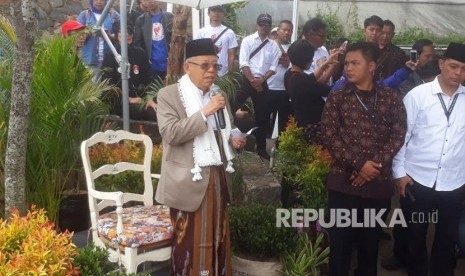 Cawapres pasangan no urut 01, KH Maruf Amin menghadiri acara deklarasi dukungan relawan moja 31 Cigugur Girang di Kampung Sukamaju, Desa Cigugur Girang, Kabupaten Bandung Barat, Ahad (20/1).