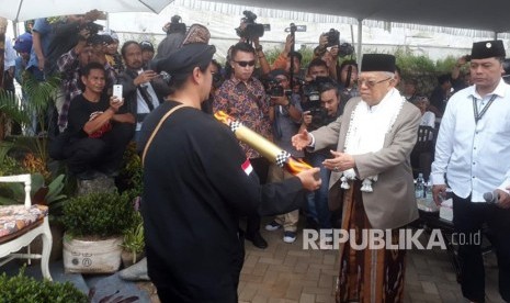 Cawapres pasangan no urut 01, KH Maruf Amin menghadiri acara deklarasi dukungan relawan moja 31 Cigugur Girang di Kampung Sukamaju, Desa Cigugur Girang, Kabupaten Bandung Barat, Ahad (20/1).