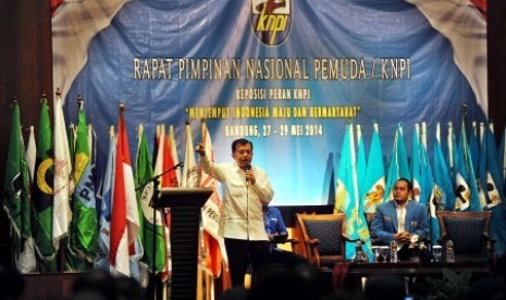 Cawapres PDIP, Jusuf Kalla (JK) memberikan paparan dalam Dialog Kebangsaan dihadapan pengurus Komite Nasional Pemuda Indonesia (KNPI) se-Indonesia yang mengikuti Rapimnas KNPI di Bandung, Jawa Barat, Rabu (28/5).