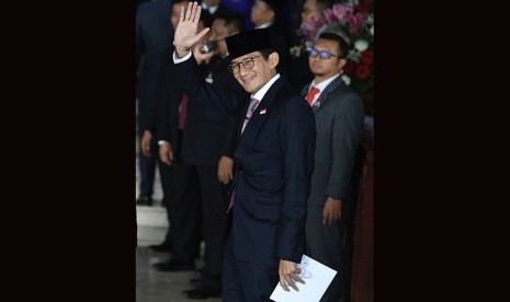 Cawapres Pemilu 2019 Sandiaga Uno melambaikan tangan saat tiba di Ruang Rapat Paripurna, Kompleks Parlemen, Jakarta, Jumat (16/8/2019). 