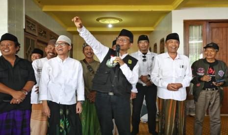 Cawapres RI Mahfud Md. (tengah) saat mengunjungi Pondok Pesantren (Ponpes) Sirrul Cholil, Kabupaten Bangkalan, Jawa Timur, Senin (5/2/2024). 