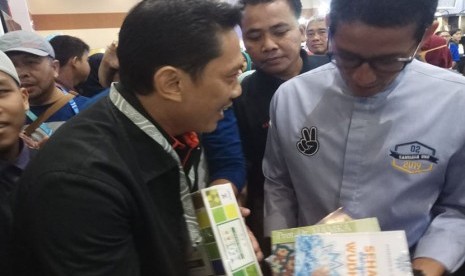 Cawapres Sandiaga Uno berkesempatan mengunjungi pameran buku Islamic Book Fair di stand Republika, Ahad (3/3) pagi.