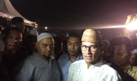 Cawapres Sandiaga Uno menyampaikan pernyataan usai mengikuti Tabligh Akbar Majelis Rasulullah di Monas, Jakarta, Selasa (9/10).