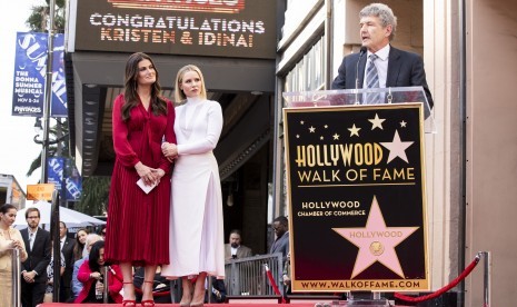  CCO dan Co-Chairman Walt Disney Studios Alan Horn (kanan) menyampaikan pidato saat aktris Kristen Bell dan Idina Menzel (kiri) diberi penghargaan Hollywood Walk of Fame di Hollywood, Kalifornia, AS, Selasa (19/11).