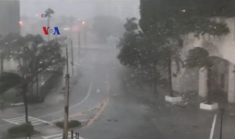 CCTV berhasil merekam detik-detik badai irma yang menghantam Florida, AS