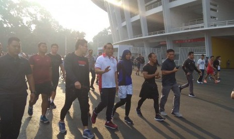 CdM Asian Games Komjen Pol Syafruddin melakukan olahraga pagi di Gelora Bung Karno, Ahad (15/4). 