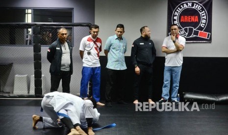 CdM Indonesia untuk Asian Games 2018 Komjen Syafruddin (kanan) menyaksikan latihan atlet saat mengunjungi pelatnas jiu-jitsu di Jakarta, Selasa (10/4).