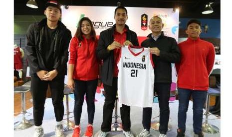 CdM Kontingen Indonesia di Olimpiade Remaja 2018 Dito Ariotedjo (tengah) bersama perwakilan atlet dan League.