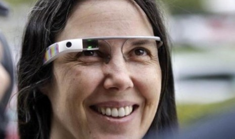 Cecilia Abadie dengan Google Glass