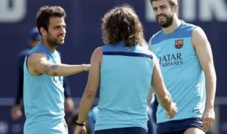 Cecs Fabregras bersama rekannya, Carles Puyol dan Gerrad Pique. 