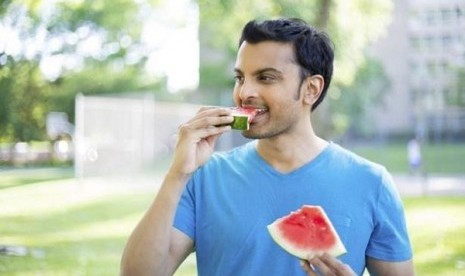 Cegah dehidrasi dengan rutin makan buah, terutama Semangka