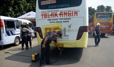 Petugas mencek kelayakan bus angkutan mudik lebaran (ilustrasi)