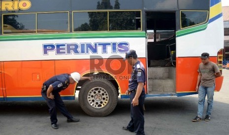 Cek Kelayakan Bus Mudik: Petugas Dinas Perhubungan memeriksa kondisi salah satu bus angkutan Lebaran 2015 di Terminal Kampung Rambutan, Jakarta, Rabu (8/7).