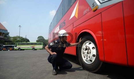 Petugas Dinas Perhubungan sedang mengecek kelayakan kendaraan mudik (ilustrasi) 