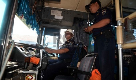 Cek Kelayakan Bus Mudik: Petugas Dinas Perhubungan memeriksa kondisi salah satu bus angkutan Lebaran 2015 di Terminal Kampung Rambutan, Jakarta, Rabu (8/7).