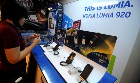 Cell phones are on display in a shopping center in Jakarta. (file photo)