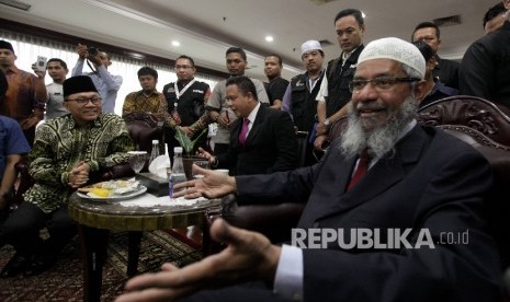 Cendekiawan asal India Zakir Naik (kanan) bersama Ketua MPR Zulkifli Hasan (kiri) menjawab pertanyaan wartawan bersama di Kompleks Parlemen, Jakarta, Jumat (31/3).