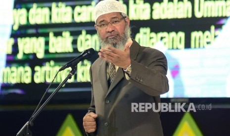 Cendekiawan Muslim Dr Zakir Naik tampil dihadapan ribuan jamaah pada acara Dr Zakir Naik Indonesia Visit 2017 bertajuk Da'wah Or Destructioin di Gymnasium Universitas Pendidikan Indonesia (UPI), Kota Bandung, Ahad (2/4).