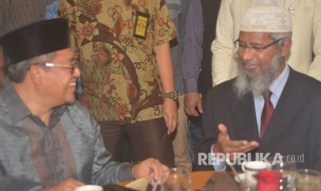 Cendekiawan muslim Internasional, Dr Zakir Naik bertemu dengan Gubernur Jawa Barat, Ahmad Heryawan (Kang Aher) di Gedung Sate, Bandung.