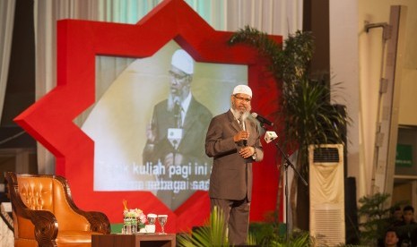 Cendekiawan Muslim, Zakir Naik, memberikan pemaparan saat kuliah umum di Universitas Muhammadiyah Yogyakarta (UMY), DI Yogyakarta, Senin (3/4).