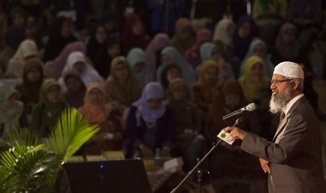 Cendekiawan Muslim, Zakir Naik, memberikan pemaparan saat kuliah umum di Universitas Muhammadiyah Yogyakarta (UMY), DI Yogyakarta, Senin (3/4).