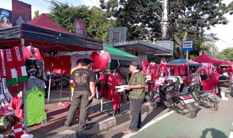 Cenderamata Timnas Indonesia banyak diburu penggemar pada laga akbar Indonesia vs Vietnam di babak semifinal leg pertama Piala AFF 2022, Jumat (6/1/2023). Bertempat di depan Stasiun Televisi TVRI Pusat, Senayan, Jakarta, berjejer pedagang yang menjual pernak-pernik Timnas Indonesia.