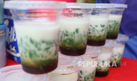 Cendol, minuman yang banyak dijajakan di pasar Ramadhan. Cendol delima yang berwarna merah di Pasar Lima Puluh Pekanbaru, Riau ditemukan mengandung pewarna rhodamin B yang dilarang digunakan untuk makanan. 