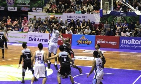 Center asing Pelita Jaya Kore White menembak bola ke arah ring dijaga oleh center W88news.Aspac Pierre Henderson.