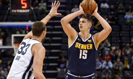 Center Denver Nuggets Nikola Jokic hendak mengoper bola. Nuggets mengalahkan Atlanta Hawks 123-115 di kompetisi NBA.