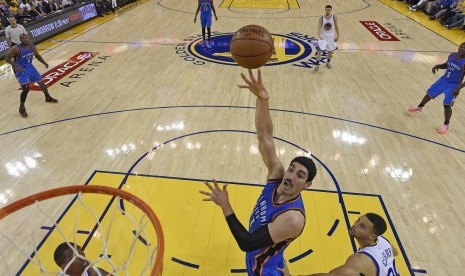 Center forwad OKC Thunder, Enes Kanter (tengah).