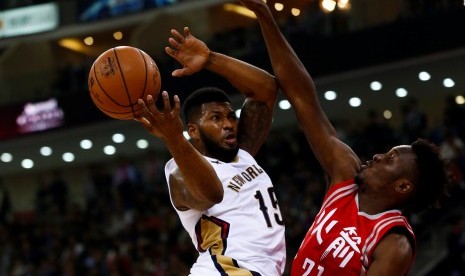 Center Houston Rockets, Chinanu Onuaku (kanan).