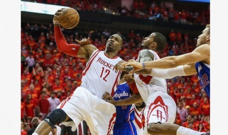 Center Houston Rockets Dwight Howard berusaha memasukkan bola.