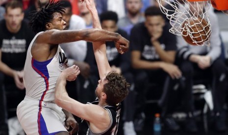 Center LA Clippers, DeAndre Jordan (kiri) melakukan slam dunk pada laga NBA melawan San Antonio Spurs di Staples Center, Kamis (22/12). Clippers menang 106-101.