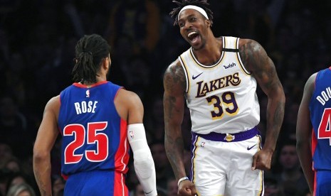 Center Los Angeles Lakers Dwight Howard (kanan) bereaksi setelah mencetak poin saat menghadapi Detroit Pistons dalam lanjutan kompetisi basket NBA di Los Angeles, Senin (6/1) WIB. Lakers menang 106-99. 