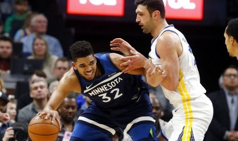 Center Minnesota Timberwolves, Karl-Anthony Towns (kiri) berhadapan dengan center Golden State Warriors, Zaza Pachulia dalam pertandingan NBA, Ahad (11/3) waktu setempat di Minneapolis. 