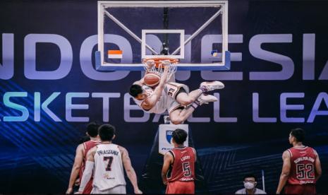 Center Pelita Jaya Bakrie Vincent Rivaldi Kosasih melakukan dunk saat menghadapi Bali United Basketball pada hari kelima Seri 3 IBL 2021 di Robinson Resort, Cisarua, Bogor, Selasa (30/3).